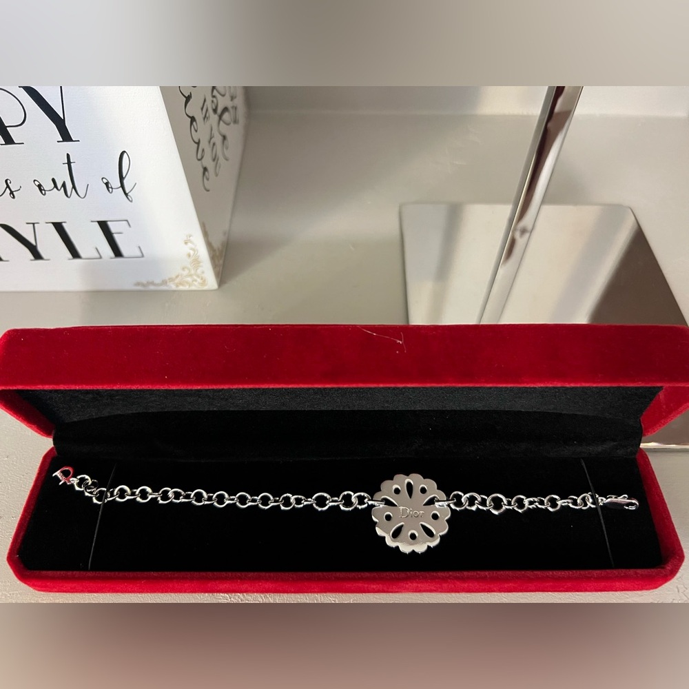 DIOR - EUC silver flower bracelet with unbranded case - vintage